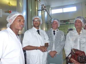 Maoulada Mali, à gauche, fait visiter l'atelier de pasteurisation