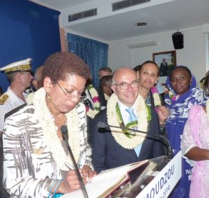 George Pau Langevin signe, aux côtés du ministre Bernard Cazeneuve, le livre d'or