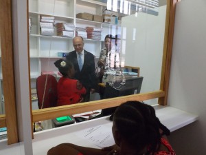 Bernard Cazeneuve au service de l'immigration, de l'intégration et de la citoyenneté de la préfecture Mamoudzou, le 19 juin 2014