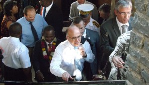 Bernard Cazeneuve à la préfecture de Mamoudzou, le 19 juin 2014, suivi du député Ibrahim Aboubacar