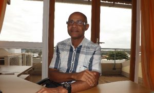 Le Dr Mohamed Ahmed Abdou dans son bureau du CHM, en juillet 2014, après avoir été promu à l'ordre de la Légion d'honneur