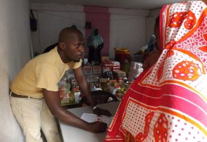 Moustoifa Hamada lors de la distribution des paniers alimentaires à Sada, ce samedi 5 juillet 2014