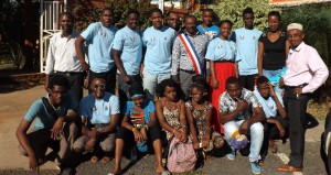 Quelques membres du conseil municipal de la jeunesse autour du Maire Mohamed Bacar, le 7 août 2014