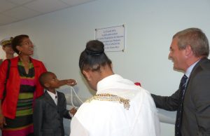 Inauguration du Pôle Mère Enfant par deux enfants, en compagnie d'Etienne Morel 