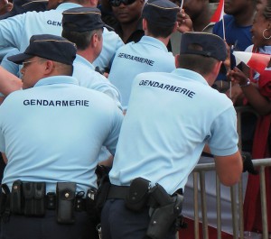 Gendarmes foule