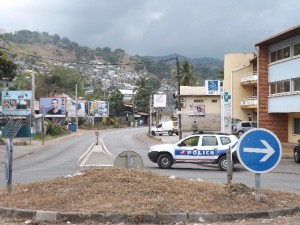Une voiture de police bloquait le rond point SFR le lundi 22 septembre pour détourner la circulation automobile de Kawéni