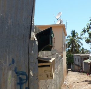 Boites aux lettre vandalisées au détour d'un chemin perdu... aux côtés d'antenne satellite