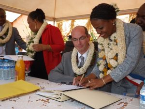 Anchya Bamana et Joel Garrigue signent les deux conventions qui lient la commune de Sada au procureur de la République