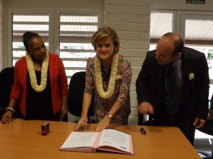 Mari-Laure Piazza signe l'accord sous le regard de Christiane Taubira et Denis Lefevre