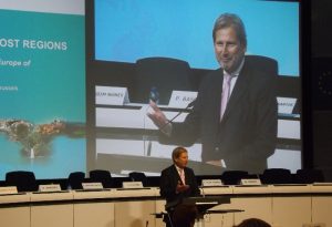 Le commissaire Johannes Hahn vient saluer les RUP à Bruxelles durant le Forum qui leur est consacré