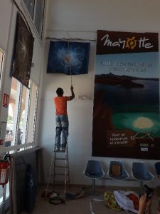 Difficle de créer une ambiance au milieu des affiches publicitaires de Mayotte