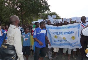 A gauche, Bamoudou Daroueche