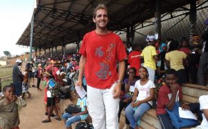Denis Pontus, prof d'EPS et organisateur de l'événement au milieu des tribunes de Chiconi garnies par les élèves de 6e qui regardaient courir les plus grands