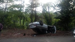 Voiture sur le toit à Tsoundzou II