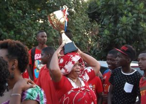 La Coupe à la maison: la joie des mamans du quartier de Mtsapéré après la 1ère victoire du BCM aux Seychelles pour la coupe de clubs champions de l'océan Indien