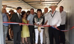 Jeanne Loyher directrice régionale des sociétés de dialyse de Clinifutur coupe le ruban.A sa gauche, Philippe Leycuras (SGAR), Juliette Corré (ARS) et Etienne Morel (CHM). A sa droite, Aimery et Michel Deleflie de Clinifutur
