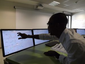 Hidachi Mohamed Hachima, agent d'EDM, dans la salle de contrôle du système électrique de Mayotte 