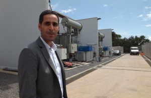 Yacine Chaoubia, le directeur général d'EDM, devant les nouveaux transformateurs de Kawéni n novembre dernier