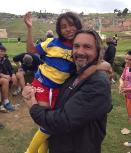 Thierry Louvet, ancien joueur de rugby à XV et aujourd'hui entraîneur, lors d'une opération auprès d'enfants  de l'asso Rugby French Flair en Amérique du Sud