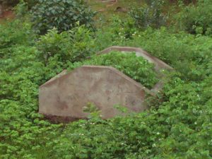Tombe dans un cimetière local