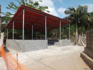 Le porche de l'école maternelle en cours de finalisation