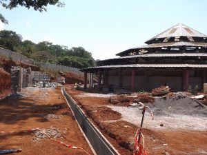 Les abords du marché couvert de Tsararano en chantier
