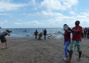 la pirogue sous les feux des projecteurs