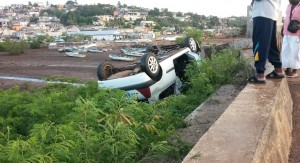 Un véhicule sur le toit à côté du pont de la rocade de Mtsapéré, le 2 décembre 2014