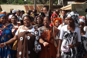 L'arrivée du préfet Seymour Morsy à Chiconi, accompagné par les chants des femmes du village