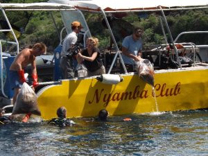 La délicate remontée des déchets sur les bateaux