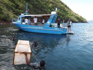 Un frigo échoué sur la côte ramené par l'équipe du parc naturel marin