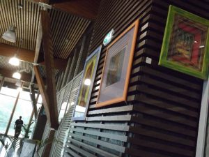 L'exposition de Maud Poncin dans le hall d'enregistrement de Pamandzi