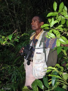 Ishaka, technicien écologue de l'ONG Dahari, pendant un comptage de hiboux au crépuscule (Crédits photo: Dahari)