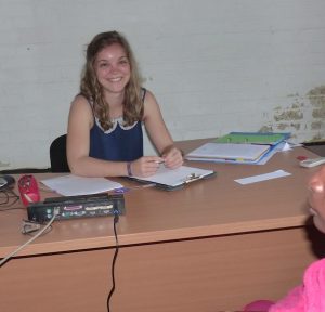Manon, une des étudiantes orthophonistes, accueille une famille en attente d'un bilan