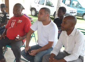 Le  Père Vincent Ngoie Mitenga et les foundis dont Mmadi Youssouf à droite