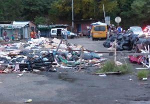 La plupart des déchets avait été déposé dans des sacs... éventrés