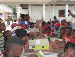 Les scolaires autour de la maquette des gîte larvaires