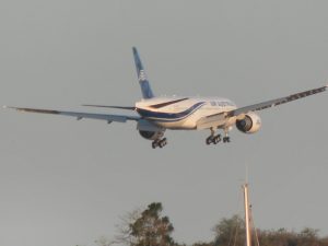 Le Boeing 777 200LR lors de son atterrissage à Mayotte