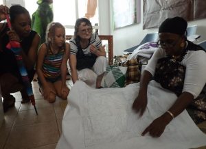 Andhurati explique comment elle va broder des fleurs de baobab
