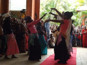Après la démonstration du matin, élèves et enseignants proposent une initiation au danses et musiques orientales