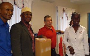 Le président de la ligue de football, les représentants de la DJSCS et du vice-rectorat remettent les kits foot aux enseignants de l'opération "Football des princesses"