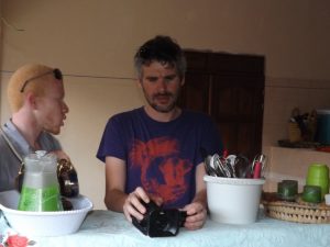 François Xavier Drouet (à droite) lors du tournage avec les Ceméa de Mayotte ce jeudi