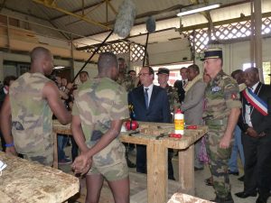 L'atelier menuiserie du BSMA visité par le président Hollande