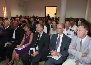 Les autorités civiles, militaires et religieuses de Mayotte venues accueillir le nouveau président