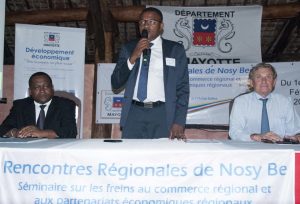 Discours d'ouverture de Jacques Martial Henry, 2è vice président du Conseil départemental de Mayotte, avec à ses côtés, le Colonel Maevalaza Chef de région Diana et Xavier Desplanques, organisateur du séminaire