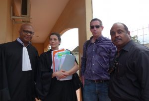 Avec son directeur et aux côtés des ses avocats à l'issue d'un procès, gagné celui-ci 