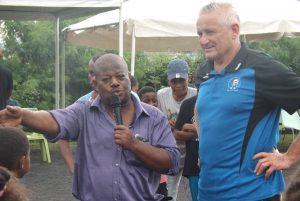 Jean-Paul Goffoz, de la fédération française et Saïd Omar Chabouhane, le directeur de l'école de pétanque de Petite Terre, expliquent les ateliers aux enfants