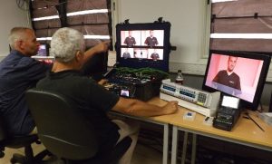 Les candidats peuvent ajouter des images et des textes à leur intervention face caméra
