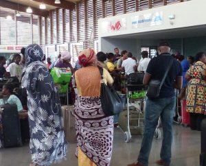 Des passagers en colère au comptoir d'Ewa Air