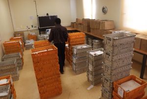 Les agents de la préfecture viennent chercher les documents pour les mettre dans les enveloppes